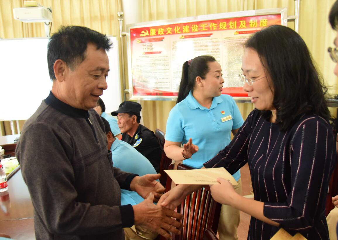 市國資委黨委書記、主任周春華走進天涯海角景區慰問困難黨員.jpg